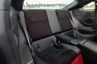 後席にはヘッドレストは備わらない。背もたれは左右一体型の可倒式で、リリーススイッチは左右端の肩位置に配置されている。