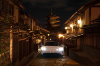 京都・法観寺の通称「八坂の塔」を背景に、石畳の上を行くEV「タイカン ターボS」。最高出力761PSのパフォーマンスと、みやびな古都の夜を邪魔しないクリーンで静かな走行を両立させる。