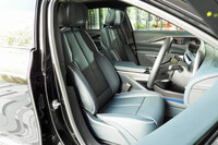 シート表皮など、インテリアの各所にサステイナブルな素材が用いられている。