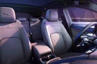 ヘッドレストに「ジャガーリーパー」ロゴをあしらったシート。