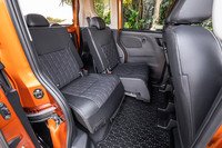 手前側のシートを一番後ろに奥側のシートを一番前にスライドさせた様子。後席は左右とも320mmのスライド量が確保されている。