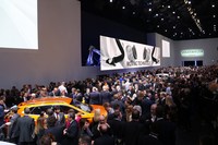 一部のメーカーは、別会場でプレス向けイベントを催すのが常だった。これは2015年のフォルクスワーゲン グループのもの。このにぎわいの中に、わずか半年後に起きるディーゼル不正事件を予想できた人間がどれだけいただろうか。