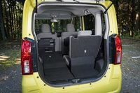 リアシートの格納は、2アクションのダイブダウン方式からワンモーションのチルトダウン方式へと変更。操作性を改善した。