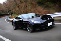 ドライブトレインのレイアウトには、トランスミッションを後軸側に備えるトランスアクスルを採用。プロペラシャフトはカーボン製となっている。