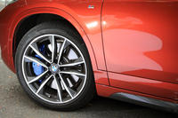 「Mライト・アロイ・ホイール・ダブル・スポーク・スタイリング715M」と名付けられた19インチホイール。タイヤはピレリの「チントゥラートP7」が組み合わされていた。