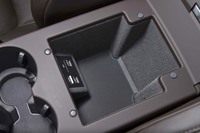 前席アームレストの下にある小物入れにもUSBソケットが備わる。写真は、左側が車両前方である。