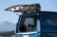 ライバルにはない便利機能も「セレナ」の魅力。リアウィンドウ部分だけが開閉する「デュアルバックドア」は、先代から受け継がれる装備だ。