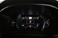 メーターパネルはサイドの水温計と燃料計のみアナログ式で、センター部分は液晶タイプとなる。