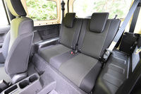 後席の定員は2人。エントリーグレードを除き、50：50の分割可倒式となっている。