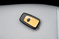 「急アクセル時加速抑制機能」を作動させる専用キー。「プリウス」の一部改良モデルには、同機能のプログラム自体は標準で備わっており、後からこのキーを購入する形でも、システムの恩恵にあずかれるという。