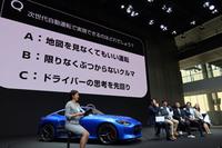 トークショーのコーナーで、社内スタッフからのクイズに答える鈴木亮平。「クルマの向こうにいるスタッフの顔が見えると、製品や技術への驚きだけでなく、うれしさも感じられます。今回、日産車への愛がしっかり伝わったので、それを多くの人に伝えていきたいです」と、会を締めくくった。