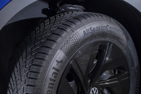 V字のトレッドがショルダー部分まで回り込むことで雨や雪解け水を効率的に排出する。