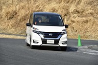 先にデビューした「ノートe-POWER」とパワーユニットの基本構造は同じだが、搭載するボディーの大型化に合わせてエンジンの出力を強化して発電量をアップさせたほか、モーターの性能も強化している。