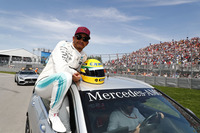 得意のカナダで通算65回目のポールポジションを獲得したハミルトン（写真）は、自分にとってのアイドルと公言するアイルトン・セナが持つ歴代2位の記録に肩を並べた。予選後、セナの1987年仕様のヘルメットが贈られるという、セナの家族のはからいに感極まっていた。レースではポール・トゥ・ウィンに全ラップリード、ファステストラップとグランドスラムを達成。ベッテルとのポイント差を25点から一気に12点に詰め、最良の週末を過ごすことができた。（Photo=Mercedes）