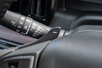 「ソリオ」ではHEVモデルのみに装備されるシフトパドル。トランスミッションは、純ガソリン車やMHEVがCVTなのに対し、HEVでは5段のロボタイズドMTとなっている。