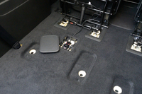 いよいよ2列目と3列目のシートを外していく。それぞれにシートベルトセンサーが内蔵されており、カプラーを外す必要がある。