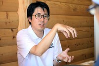 車体設計に携わった技術本部の松本幸裕さん。本来、クロスオーバー化する予定のなかった「レヴォーグ」だけに、車高を上げ、デザインで差異化を図るには苦労も多かったようだ。