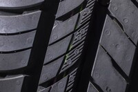 センターグルーブを挟むようにレイアウトされた「セレーションサイプ」。水膜を除去することでウエット路面での性能を高めている。