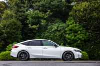 「シビックRS」のボディーサイズは全長×全幅×全高＝4560×1800×1410mm、ホイールベースは2735mm。「シビック タイプR」よりも全幅が90mm狭い。タイプRの乗車定員は4人で、RSは通常のシビックと同じ5人乗りという違いもある。