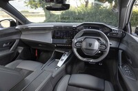 ステアリングホイールよりもメーターパネルを上にレイアウトしたプジョーならではの「i-Cockpit」。エアコンの吹き出し口もメーターと同じレベルにあるため、包まれ感がすごい。
