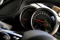 ステアリングコラム上に装備されたメーター。ステアリングのチルトを調整すると、一緒に上下する構造となっている。