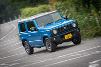 大幅に向上した車内の静粛性も新型「ジムニー／ジムニーシエラ」の特徴。ねじり剛性を高めたラダーフレームや、横方向に硬く、上下方向にはやわらかい特性を示すボディーマウントゴムの採用などにより、乗り心地も改善している。