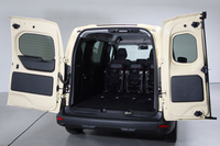 ロックを外せば、2枚のバックドアは180°開くことも可能だ。