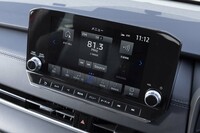 ダッシュボード中央には9インチのスマートフォン連携ナビゲーションを装備。「Apple CarPlay」「Android Auto」に対応するだけでなく、単体でカーナビも使える。