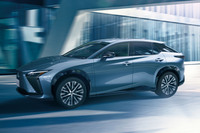 レクサス初の電気自動車専用車「RZ」は「ポルシェ911」のような乗り味だった。