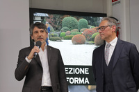 イベントには、マツダモーター・イタリアから地域マネジャーのフランチェスコ・ピント氏（写真左）も出席した。「スーペルアウト」のマッシモ・ラッツェッリ社長と。