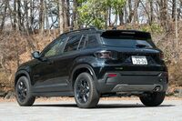 2026年3月に日本に導入された「ジープ・アベンジャー4xe」。マイルドハイブリッドシステムを搭載した4WDモデルで、専用デザインのフロントフェイシアやブラックホイールなどで、視覚的にもFWDのBEV仕様とは差異化が図られている。
