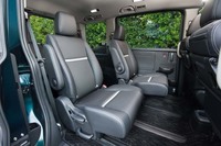 ハイブリッド車の2列目シートは左右独立式のみで、3人掛けのベンチシートは設定されない。スライド機構を備えており、写真奥が最も前に出した状態、手前が最も後ろに下げた状態。