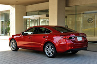 新色の「ソウルレッドプレミアムメタリック」をまとう「アテンザセダン」。クルマの性格を十分に理解するため、デザイナーは何度も試作車に試乗したという。