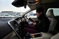 ゴールの神戸空港で燃費計の数値をチェック。
    