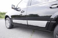 ドアを開けると自動的にパワーランニングボードがせり出してくる。
クリックするとその作動シーンが見られます。