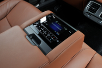 リアシートのアームレストには、オーディオや空調、サンシェードなどのコントローラーが備わっている。