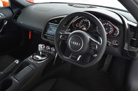 レザーやアルミ材で仕立てられるインテリア。ハンドルの位置は、左右を選択可能。電動化が進むパーキングブレーキは、レバー式が採用されている。