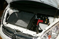 
	フロントにエンジン、トランスミッションはなく、展示車はラゲッジスペースになっていた。パッケージングが自由になるだけでなく、かさばる重量物がないため、衝突安全性を高めることもできる。
	 