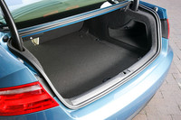 深さはないものの、奥行きはそこそこあるラゲッジスペース。後席を倒せば、ゴルフバッグ2つは積むことができる。