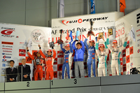 GT500クラスの表彰式から。2013年シーズン最後の“バンザイ！”。
    