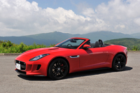 ジャガーFタイプ V8 S
    ボディーサイズ：全長×全幅×全高＝4470×1925×1310mm／ホイールベース：2620mm／車重：1810kg／駆動方式：FR／エンジン：5リッターV8 DOHC 32バルブ スーパーチャージャー付き／トランスミッション：8段AT／最高出力：495ps/6500rpm／最大トルク：63.7kgm/2500rpm／タイヤ：（前）255/35ZR20 （後）295/30ZR20／価格：1250万円