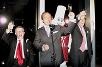 乾杯の音頭を取るのはミシュランガイド総責任者のジャン＝リュック・ナレ（中央）。日本ミシュランタイヤのフランソワ・ビュッソン社長（左）に加え、フランス本国からミシュラングループCEOのミシェル・ロリエ（右）も会場に駆けつけた。