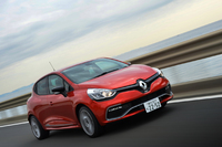 新型には「R.S.ドライブ」と呼ばれる走行モード切り替え機構が用意される。「ノーマル」「スポーツ」「レース」の3段階があり、最もハードな「レース」ではシフトスピードが0.15秒まで短縮され（ノーマル時は0.2秒）、ESCが完全に解除される。