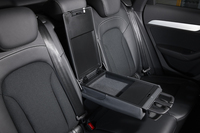 後部中央席の背もたれは、左右席のアームレストを兼ねている。小物入れや格納式のドリンクホルダーが備わる。
    