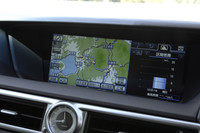 インパネの中央には12.3インチのワイドディスプレイが置かれる。量販車用ディスプレイとしては世界最大サイズという。その下にはレクサス初のアナログ時計が配置される。