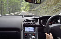 埼玉と山梨を結ぶ国道140号、通称・彩甲斐街道を彩速ナビで走る。山深く緑豊かな道だ。