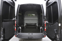 荷室を見る。フロア長は隔壁までが約2mで、シート下の空間も含めれば310cmもとれる。高さは185cmで幅は175cm。フロアの地上高は56cm（数値はいずれも実測値）。