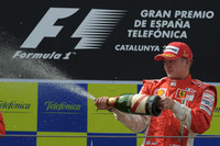 キミ・ライコネンの不調は2008年最大の番狂わせ。シーズン前半に記録した2勝を含む9回のポディウムなどを重ね、ドライバーズランキングは75点で3位。特筆すべきはレース中のペースで、ファステストラップは最多10回を記録した。（写真＝Ferrari）