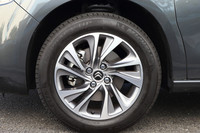 足まわりは6EGSと6ATで共通。タイヤサイズは215/55R17で、「Canberra」と呼ばれる17インチアルミホイールが装備される。