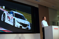 2014年シーズンの活動計画を発表する伊東社長。
    